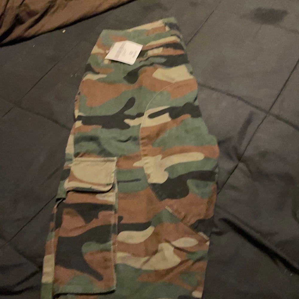 Forever 21 camo cargo pants size 32
